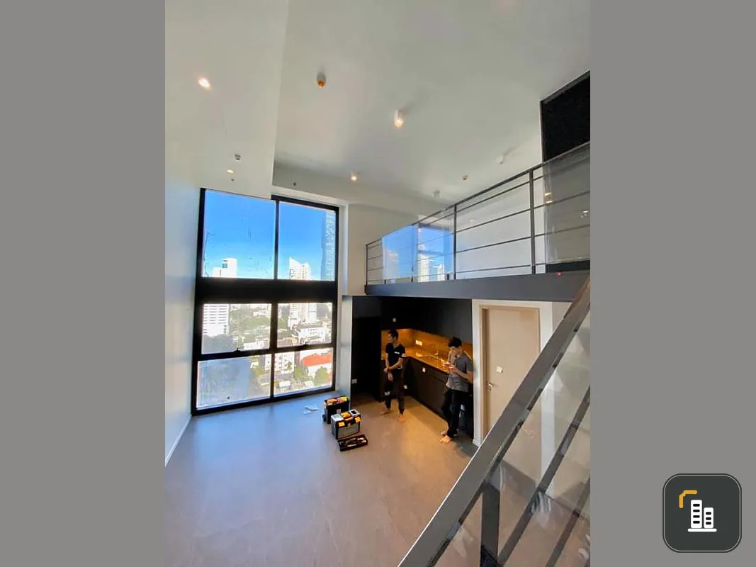 Urgent sale, The Lofts Silom Condo, beautiful room, city view, high ceiling, duplex room, lots of space, good location, easy to travel, grab it.