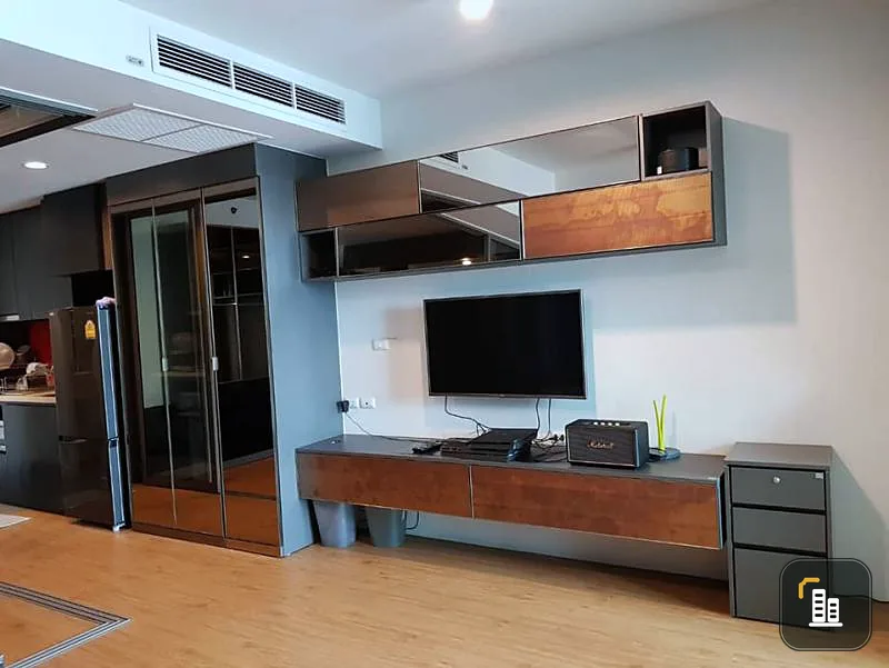 Urgent sale, Siamese Surawong Condo, very beautiful room, modern luxury furniture The location is suitable for investment, easy to travel, book now.