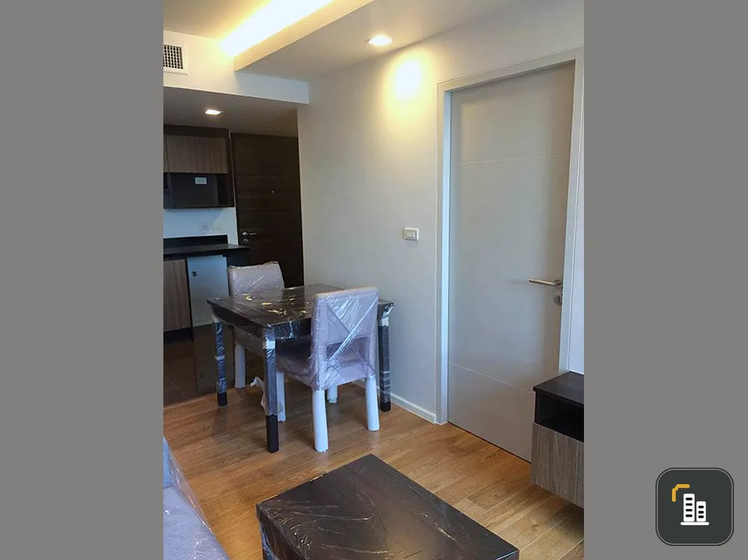 Urgent sale, Focus at Ploenchit Condo, very beautiful room, fully furnished. The location is best for investment, near BTS, near expressway, book now.