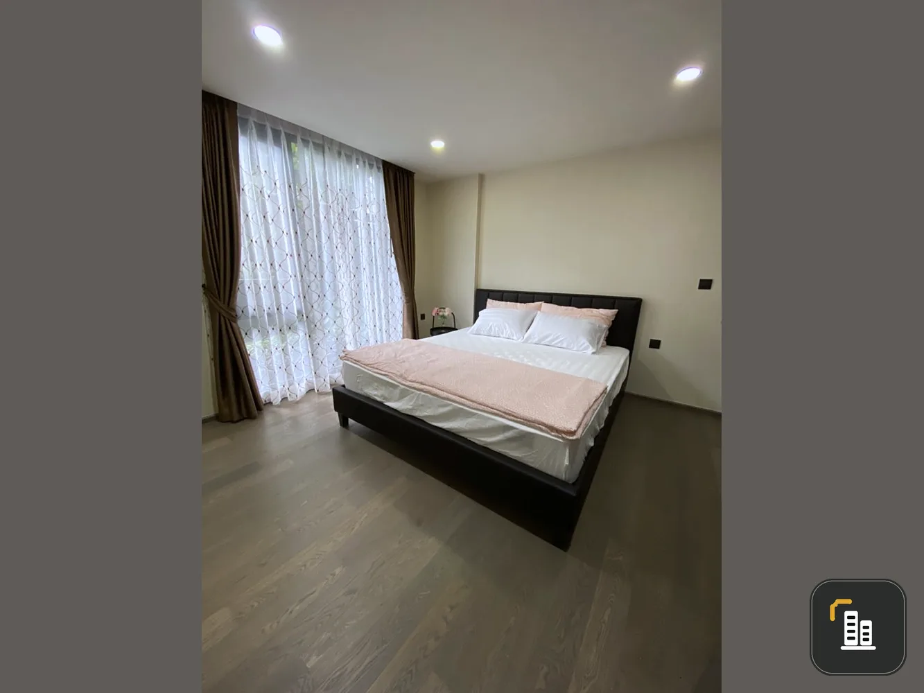 For rent/sale!! Condo Klass Sarasin-Rajdamri The room is decorated very nicely. Fully furnished, near BTS, ready to move in!!