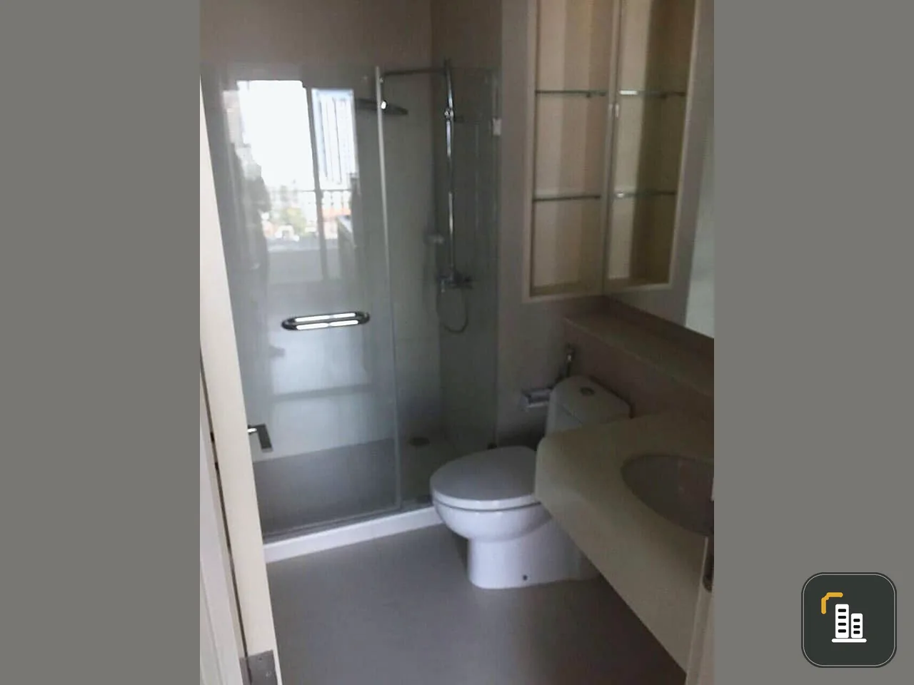 For rent, Ivy Sathorn, Sathorn Soi 10, 14th floor, room size 33 sq.m., rent 18,000 baht per month, beautiful room, good value.