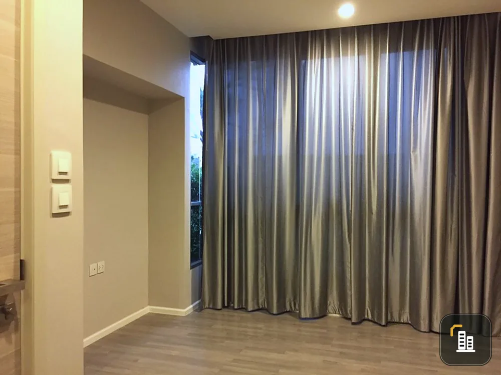 Urgent sale !! Condo The Room Sathorn - St. Louis, good location, convenient transportation, close to shopping centers. Book now !!
