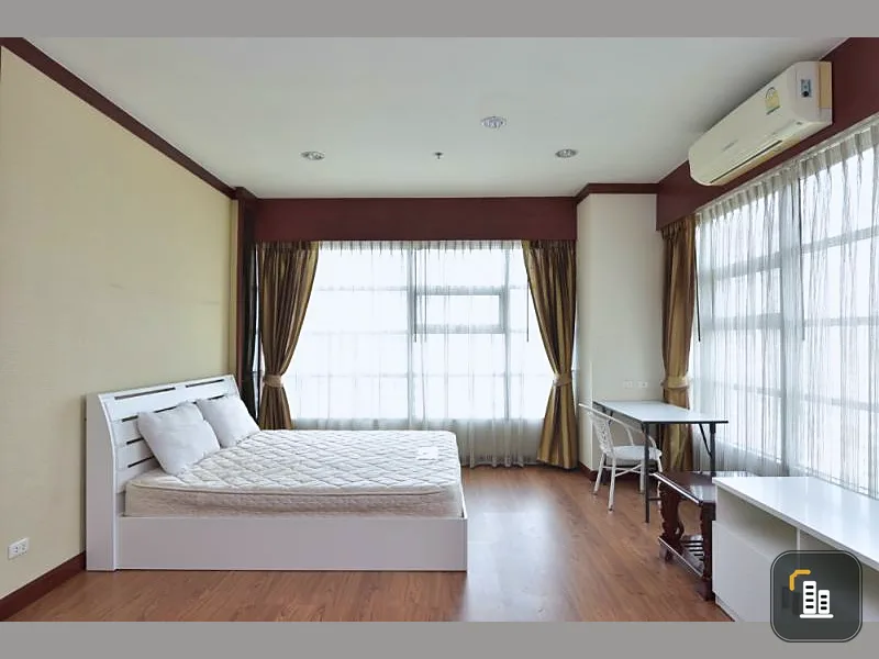 For rent, Baan Klang Krung Siam-Pathumwan, beautiful room, decorated in red-brown tones, 3 bedrooms, fully furnished, book now.