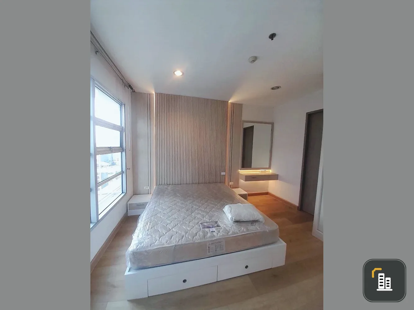 For rent, Baan Klang Krung, Siam-Pathumwan, beautiful room, 1 bedroom, very good view, soft sofa, very satisfying The atmosphere is great. Book now. Hurry up.