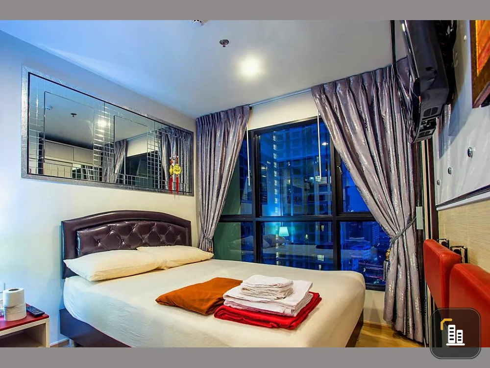 For rent The Base Chaengwattana. This room is decorated with premium grade furniture. Good leather sofa, pool view, ready.