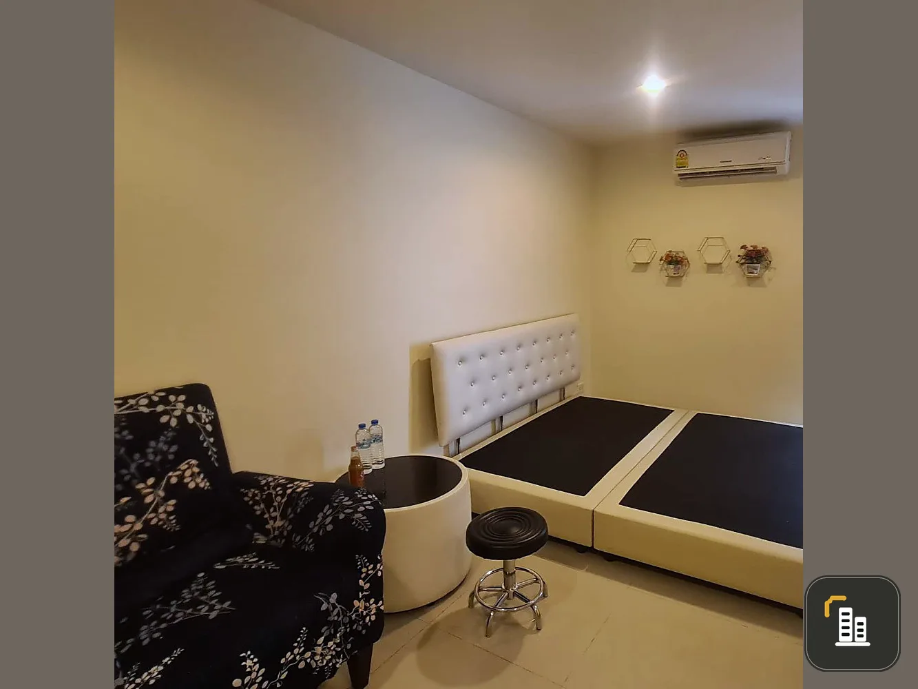 Condo for sale, Regent Home 6, Prachachuen, separate kitchen, pool view, clean room, new paint, buy it, worth it.