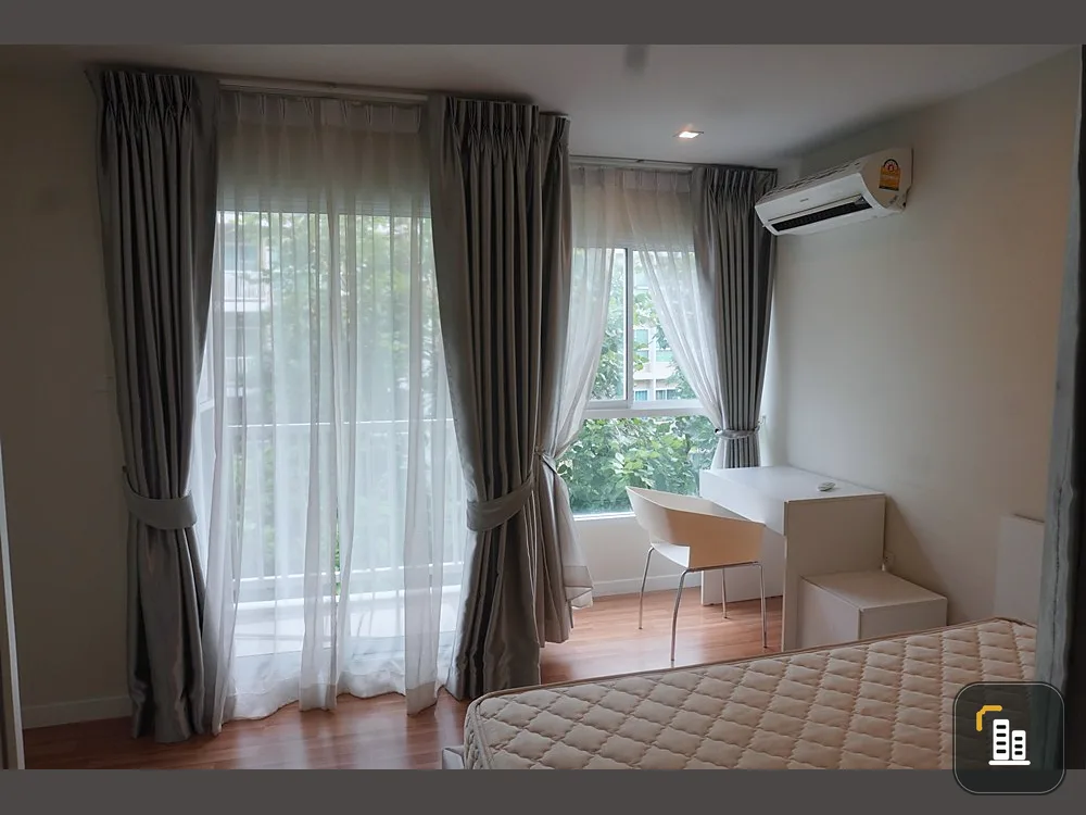 Sell We Condo, beautiful room, pool view. Can't miss it!!