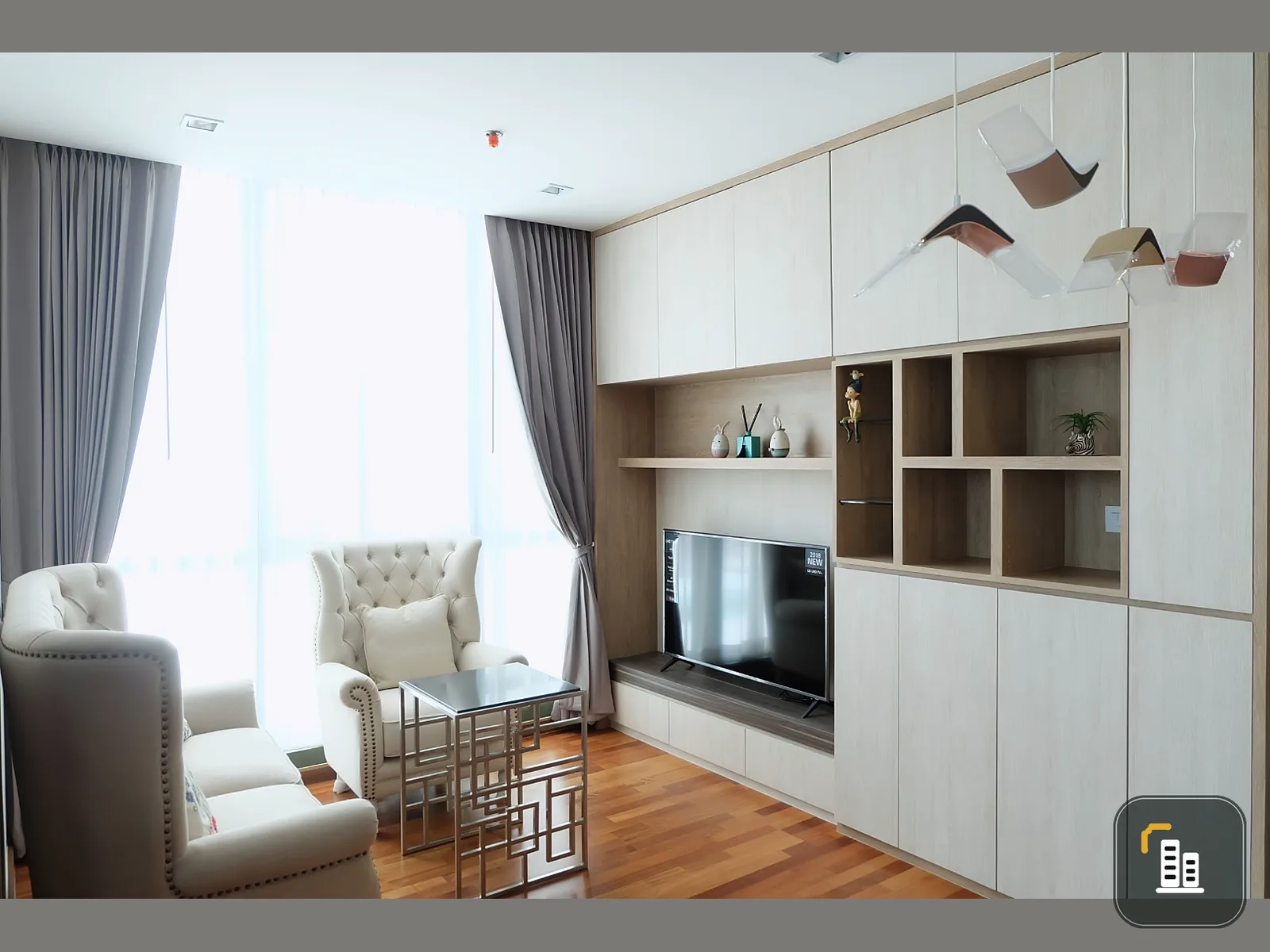 ***Urgent rent, corner room*** price reduced 3000 baht, west + south View of Sra Pathum Palace