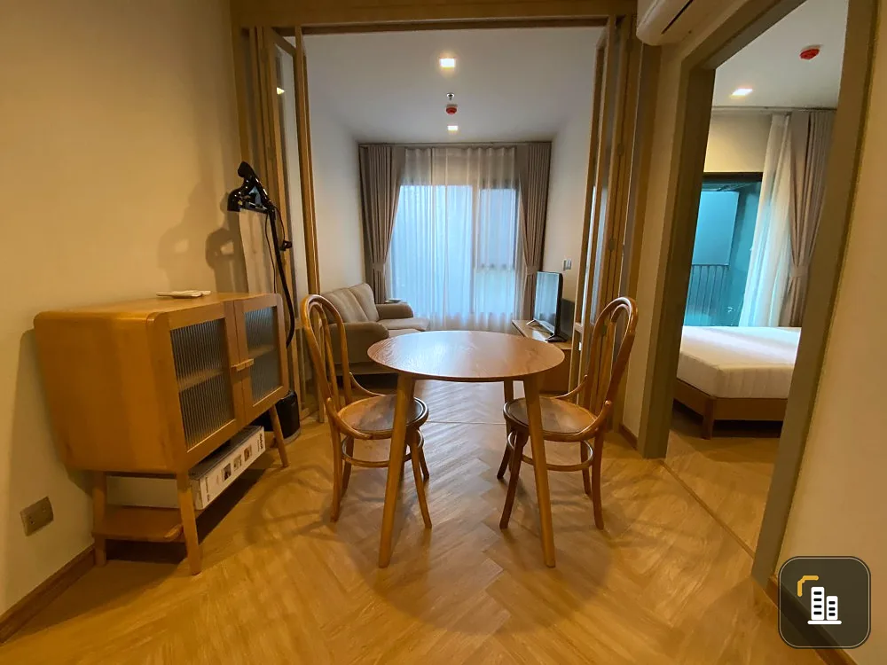 For rent Life Asoke Rama 9 beautiful new room Decorated in minimalist style, warm tones, all new furniture, ready to move in.