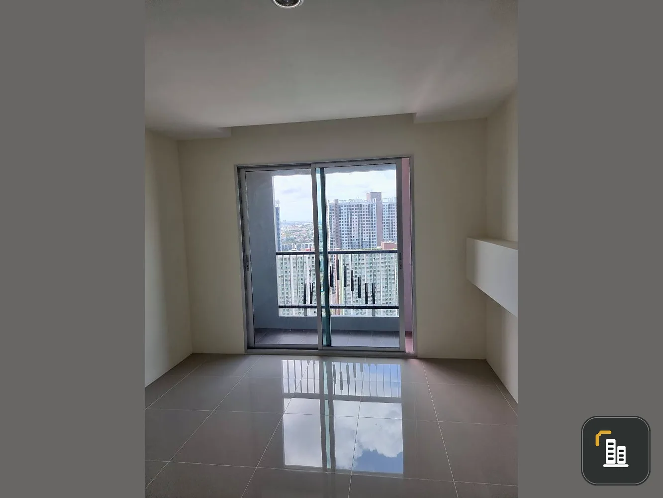 Condo for sale, Assakarn Place Srinakarin, next to the yellow line train, good location, do not miss it.