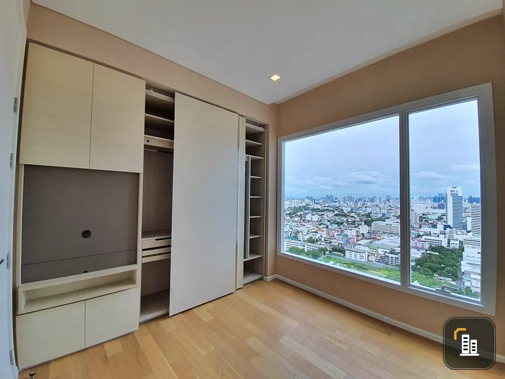 View full Chatuchak view. Selling very cheaply. The St. Residence, 1 bedroom, high floor, south side, full of wind all day.