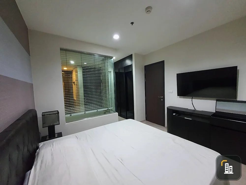 Condo for rent, Rhythm Sukhumvit 44/1, beautiful room, fully decorated, livable, can't miss it, book now.