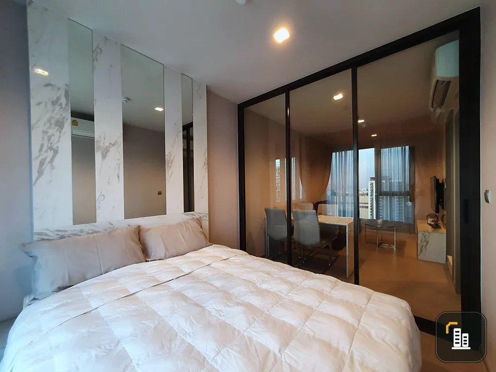 For rent Life Asoke-Rama 9, beautiful room. separate room Fully built-in It's over in this room.