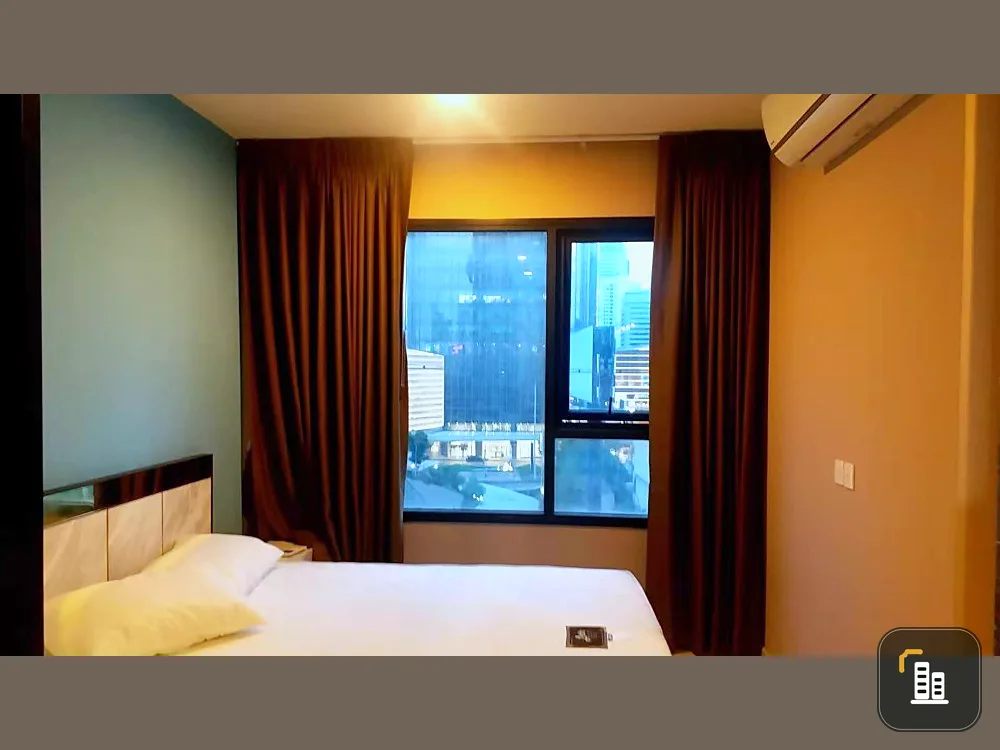 Life Asoke for rent. This room is super cool. The price is very good. Fully furnished. Convenient to travel. You can carry your bags in.