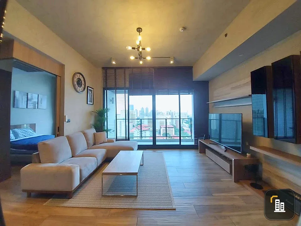 Selling or rent The Lofts Asoke, very beautiful room, very wide inside Fully functional space, prime location, hurry to own it.