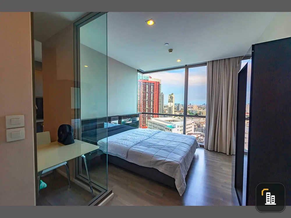 For rent The Room Sukhumvit 69 This room is very spacious. full living space Comes with a premium view, book now.