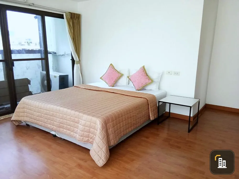 For rent urgently!! Condo The Waterford Park Sukhumvit 53 near shopping areas, convenient to travel, book now!!