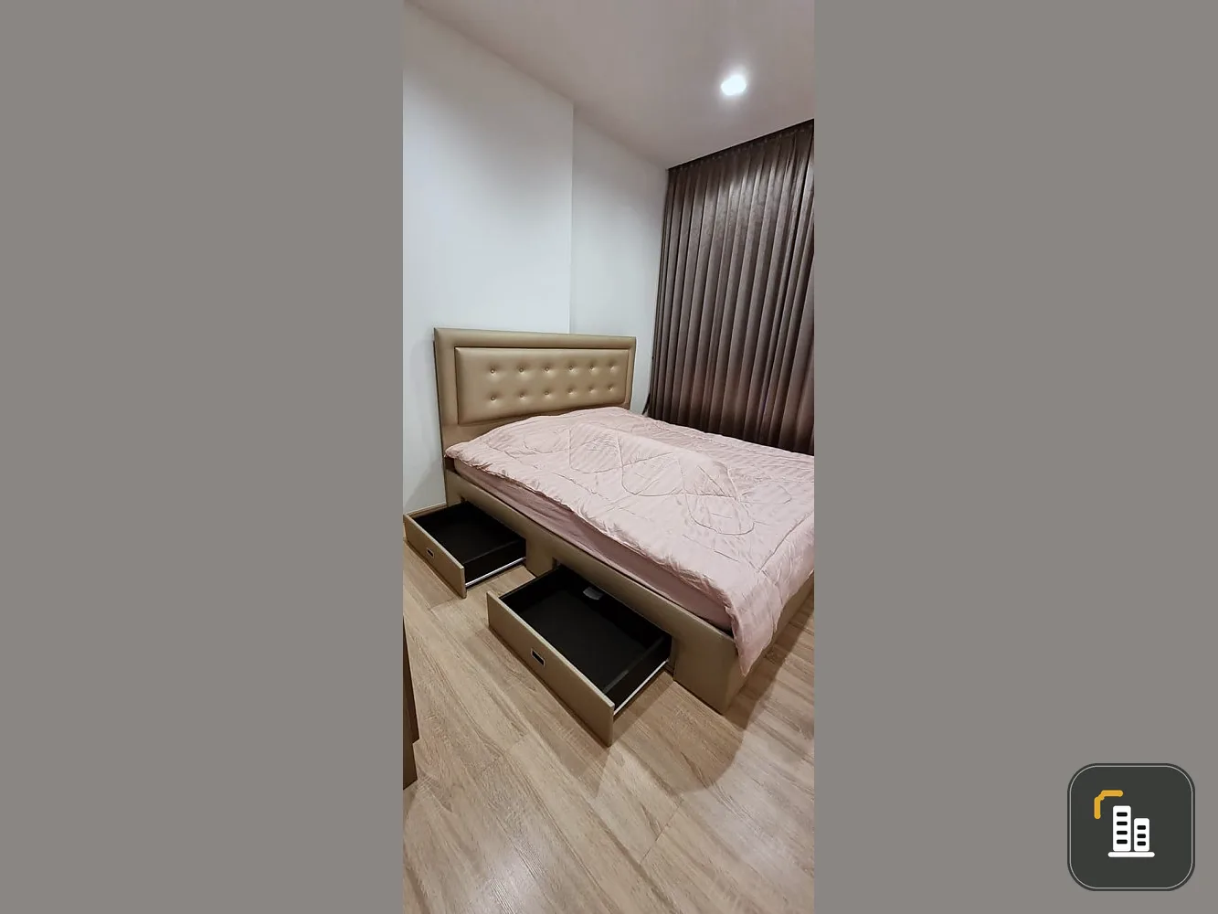 For rent, The Line phahol-pradipat, 2 bedrooms, 1 bathroom, beautiful room, great pool view. If interested, reserve quickly.