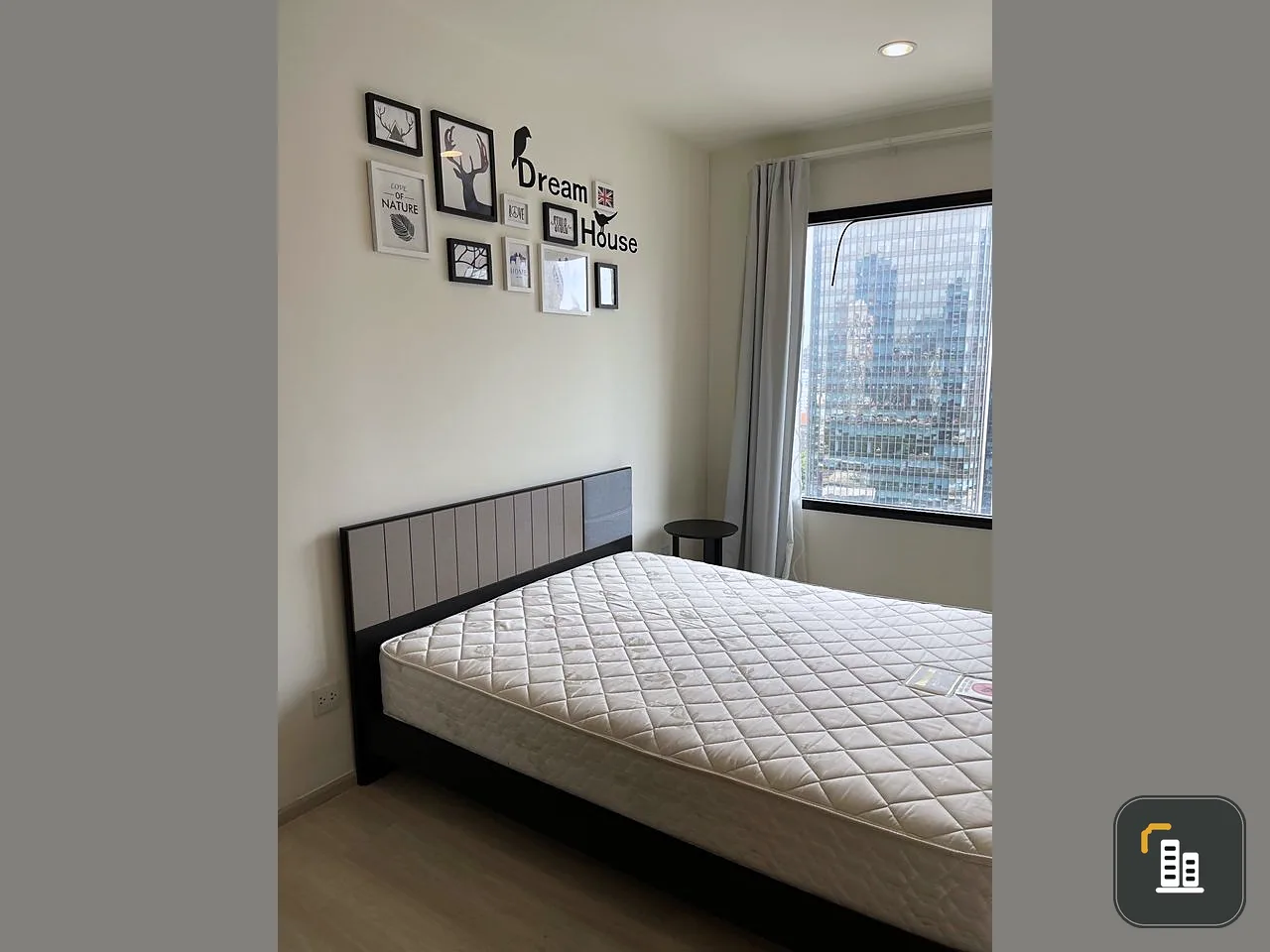 For rent Life Asoke, this room is super cool, very good price, good furniture, high floor, no block view, book now, don't miss it.