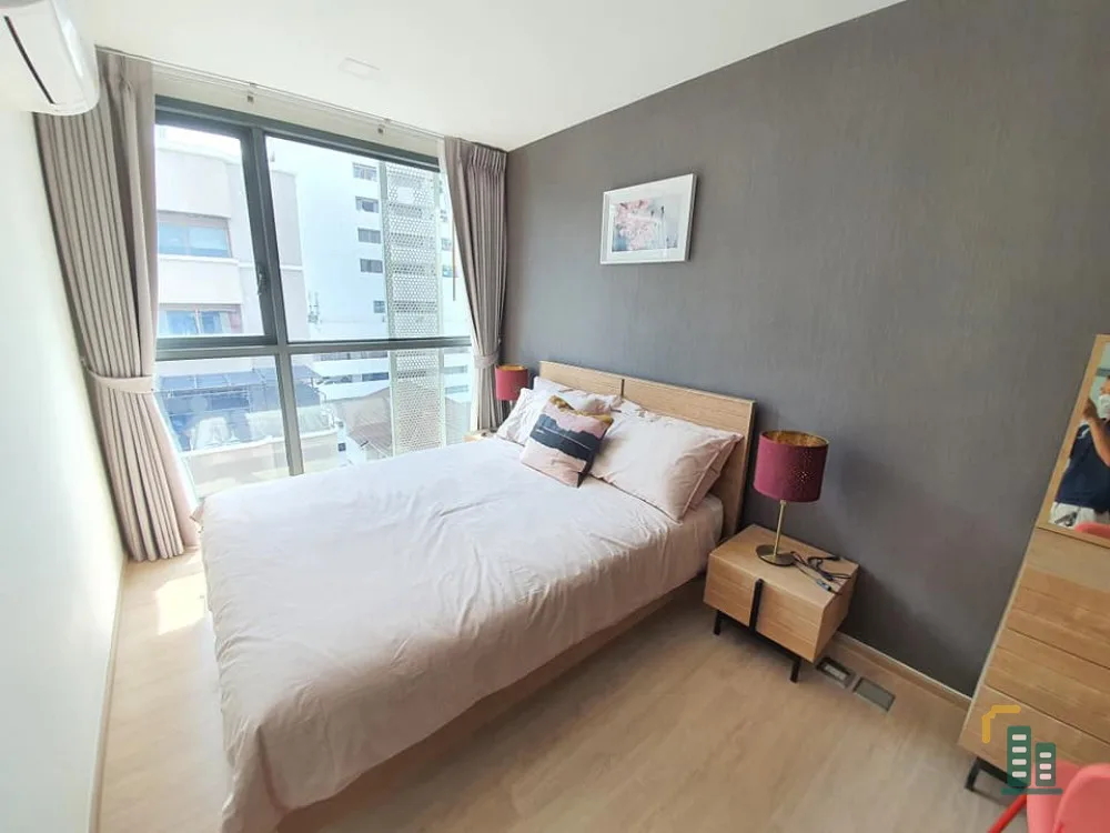 For sale or rent: Taka Haus Ekamai 12, beautiful room in a minimalist style, quality wooden furniture, providing warmth and comfort. Book now!