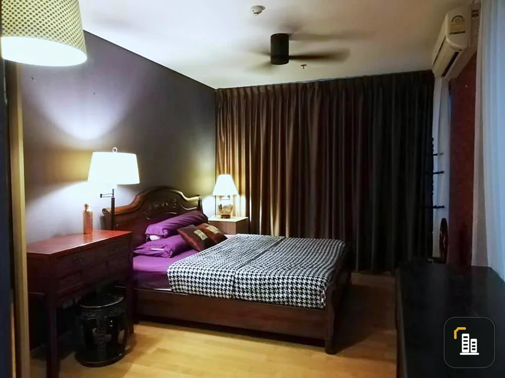 Villa Asoke for rent, luxury condo, very beautiful decoration, high ceiling, very open and airy. Premium grade furniture. Book now.