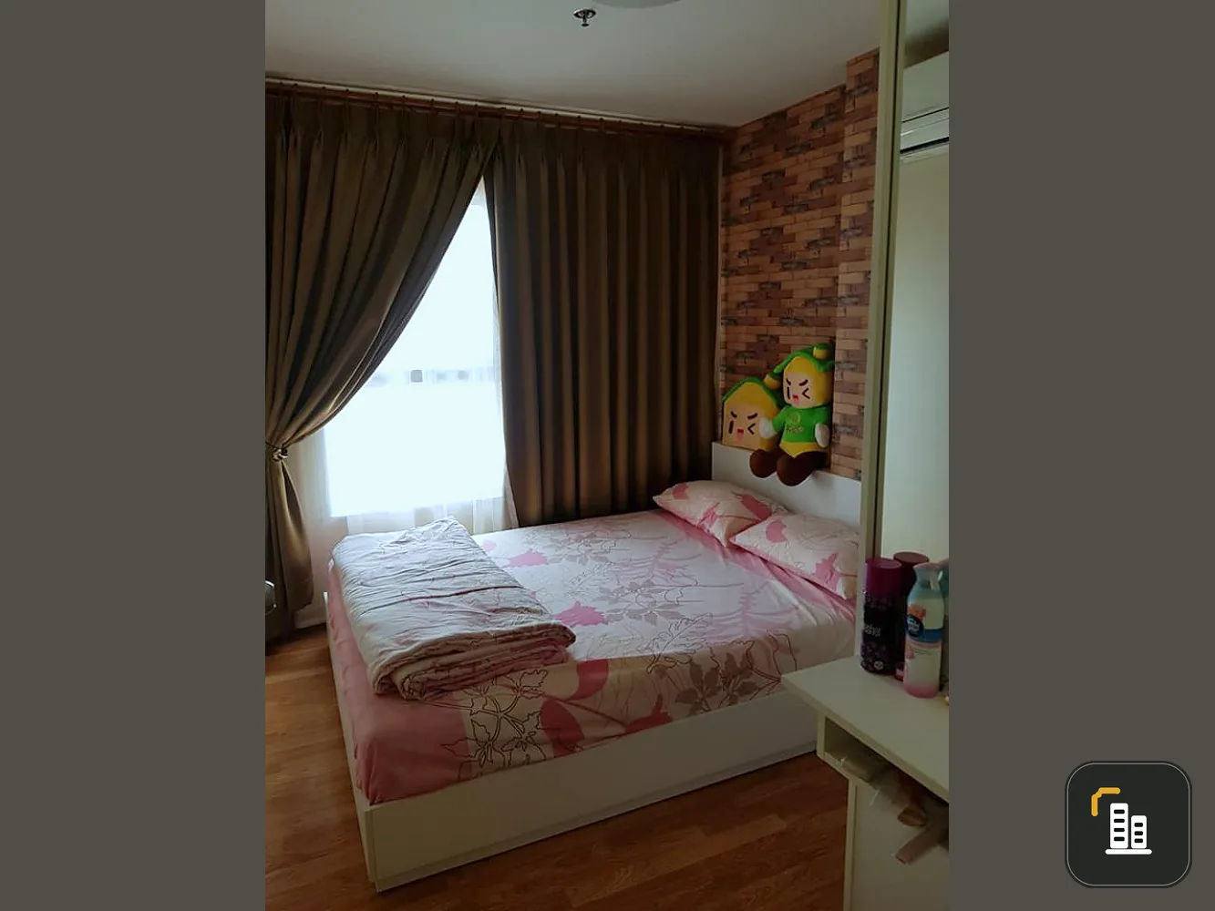 The Trust Condo Ngamwongwan for sale. This room is decorated with good wallpaper. Golden location. Best price. Book now.