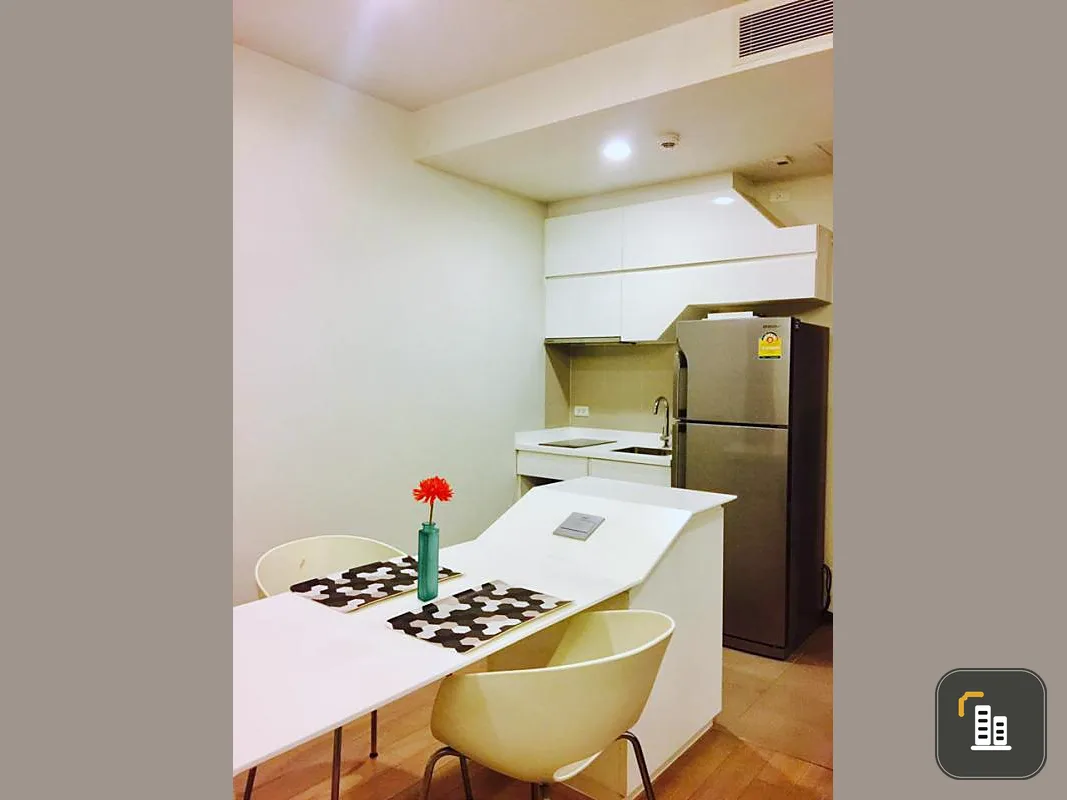 urgent !!! Sale (not rent) !!! 1 bedroom, 1 bathroom, front corner room, east