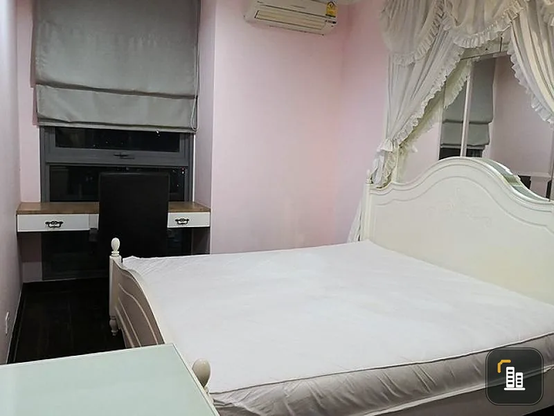 For rent IDEO Q Phayathai, decorated room with tone control, 1 bedroom, next to the whole room, soft sofa, great view, can't miss it.