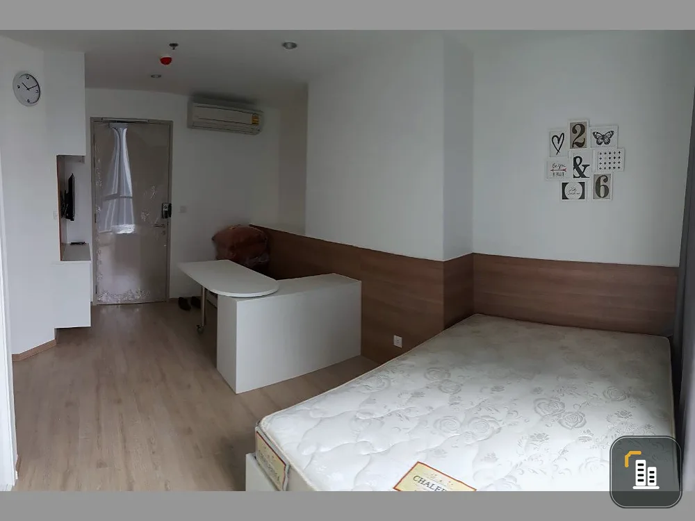 For rent Ideo Q Chula Samyan, studio room, beautiful pool view. The corner room is very private. Don't miss it.
