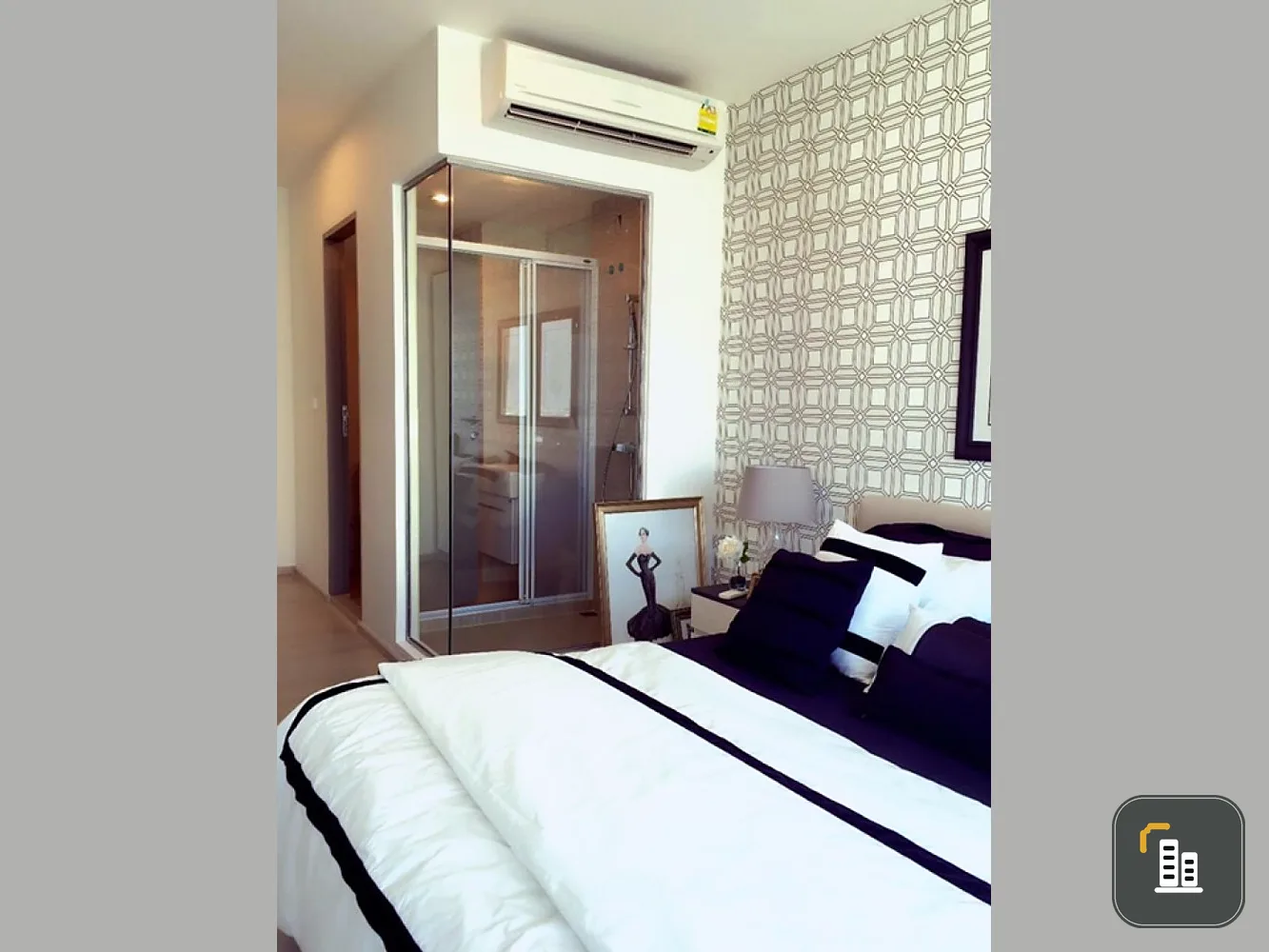 Quick sale, Condo Life Ratchadaphisek, corner room, fully furnished, ready to move in. Close to shopping areas, don't miss it!!