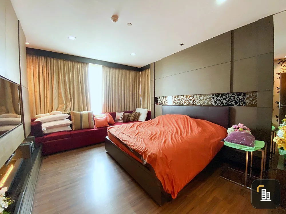 Sell Watermark Chao Phraya River, 47th floor, decorated with build-in, modern style, whole room, book now.