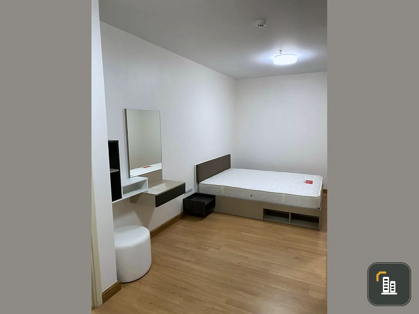 Condo for rent or sale, Supalai City Resort Chaengwattana, 7th floor, pool view. You can carry your bag in.