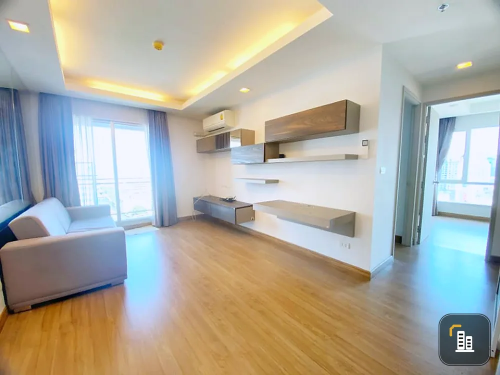 Urgent sale, Condo True Thonglor, corner room, full furniture. Close to shopping areas, don't miss it!!