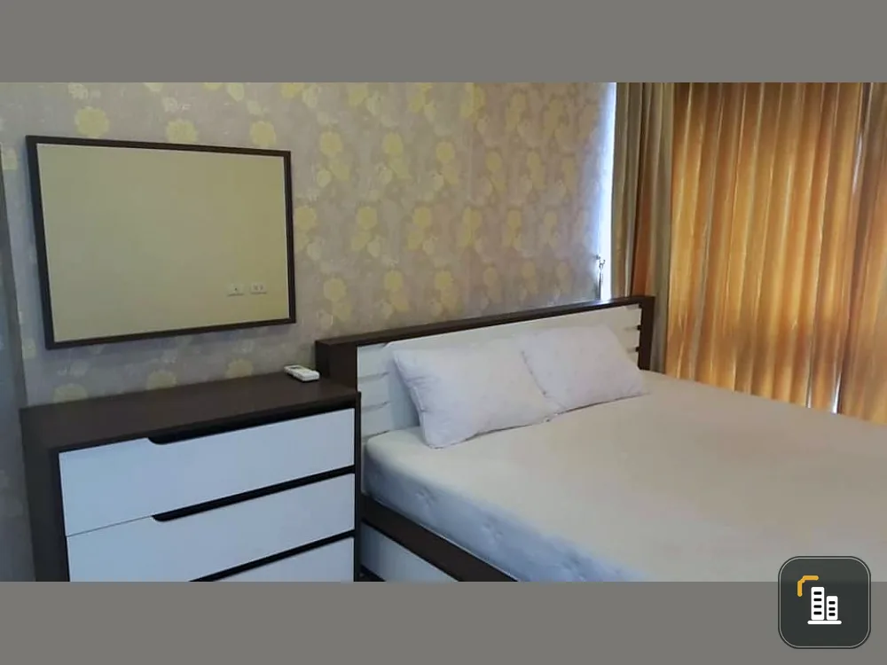 Condo for sale Bangkok Horizontal Ratchada Thapa with tenants decorated with wallpaper and curtains.