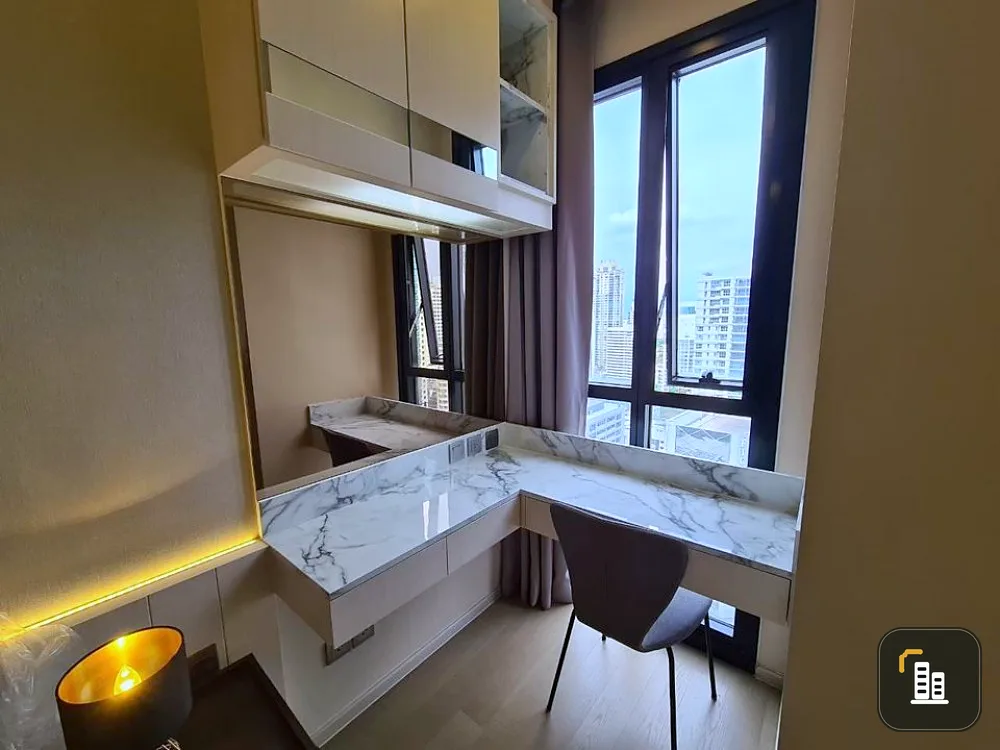 It has arrived. Beautiful room decorated. Built-in marble, comfortable, luxurious. Rent Ashton Asoke, don't miss it. The price is not expensive at all