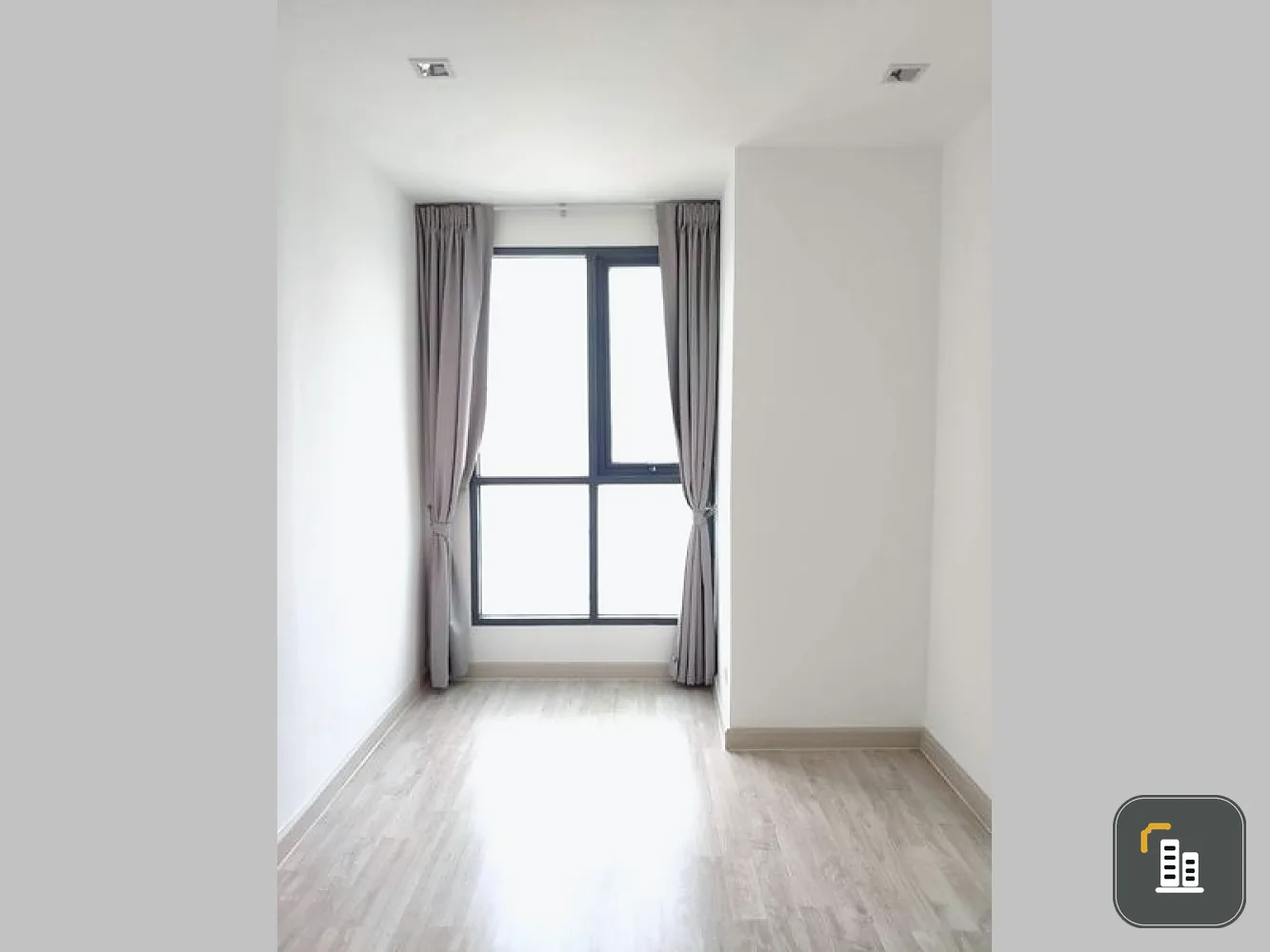 Ideo Mobi Sathorn-Taksin for sale, 17th floor, airy room. Fully furnished and electrical appliances. Book now.