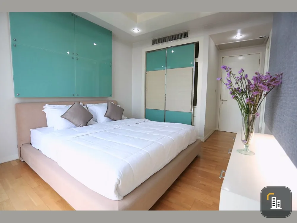 Urgent sale!! Urbana Sathorn Condo, 21st floor, swimming pool view. Beautiful, comfortable room. Fully furnished, ready to move in. Reserve now!!
