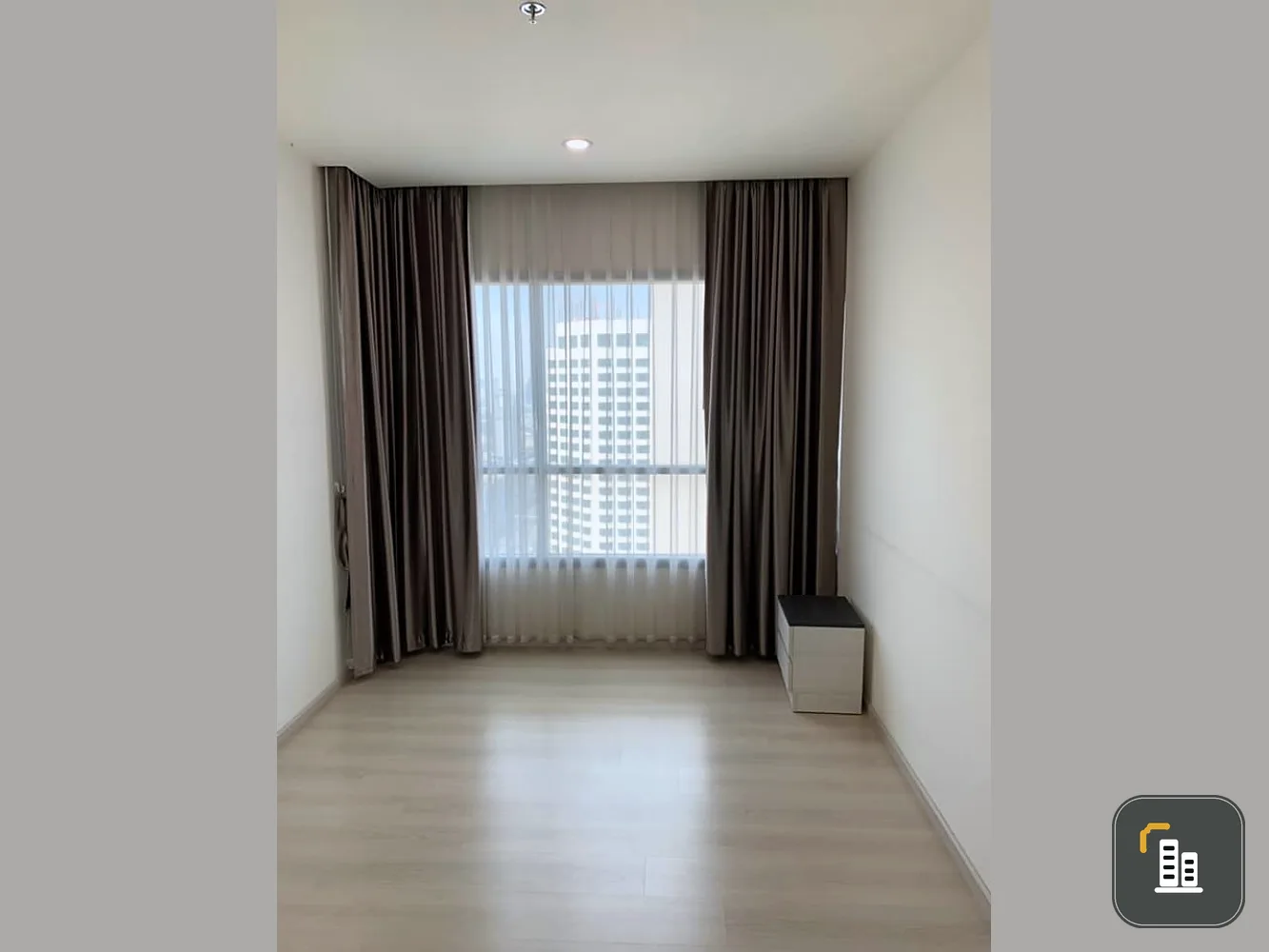 Life Ratchadaphisek for sale, 31st floor, north, receive the wind, city view, new room, high floor, airy, very pleasant. Book now.