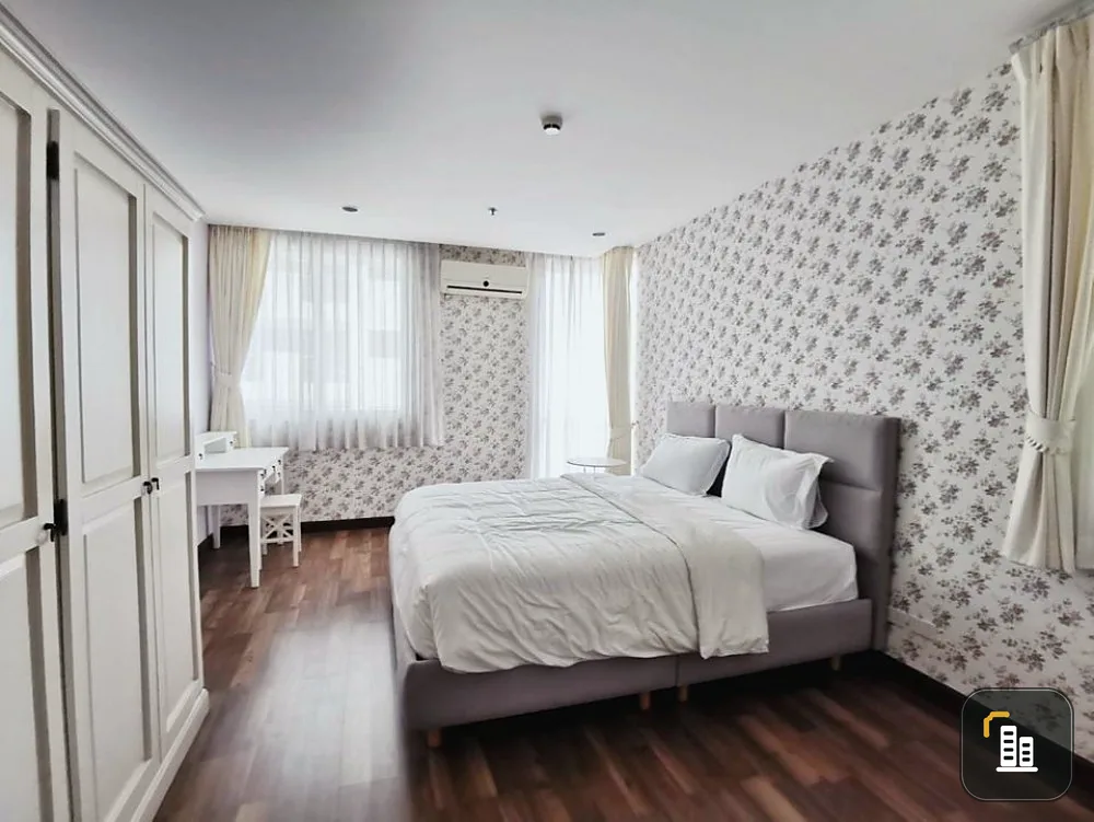 Condo for sale, The Ratchadamri, 2 bedrooms, 2 bathrooms, wide area, a corner room, good location, ready to move in. Don't wait!!