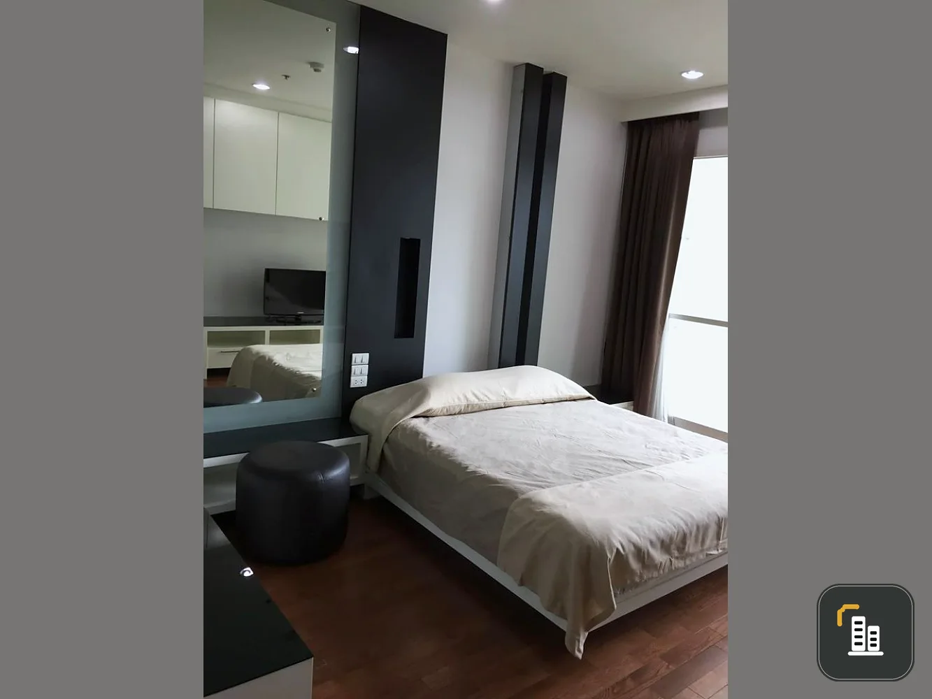 For rent, The Address Chidlom, corner room, convenient transportation, don't wait.