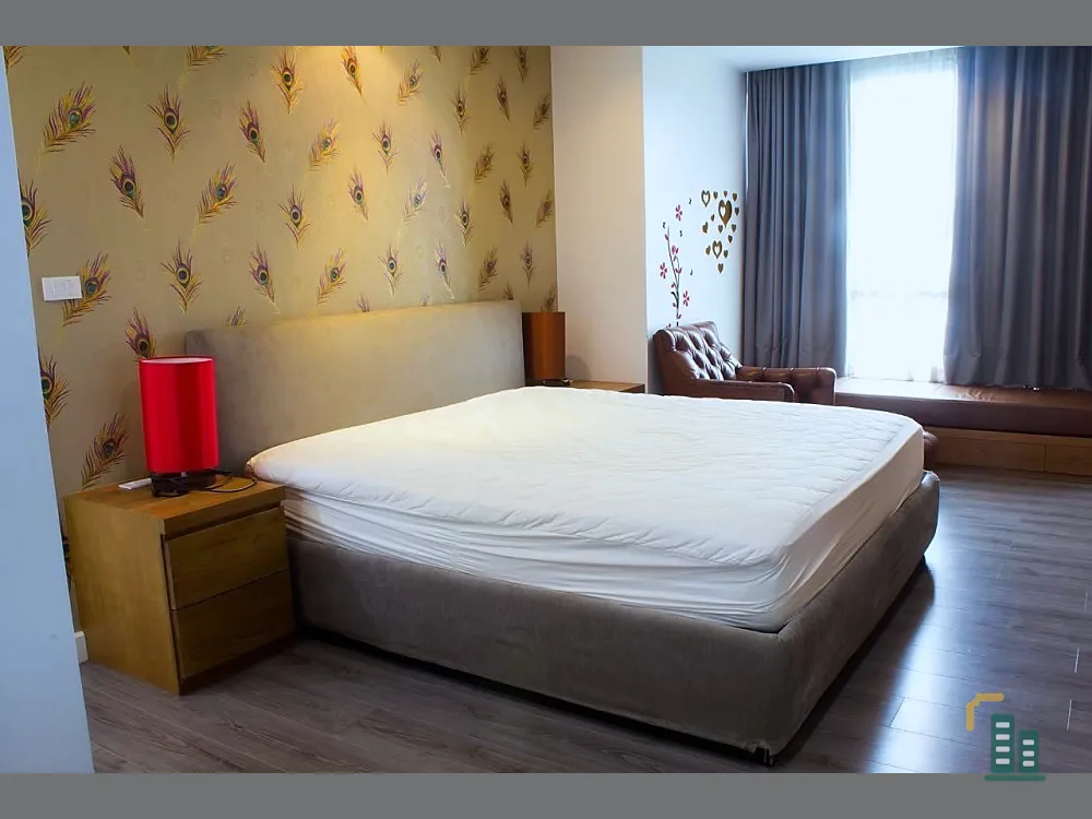 Condo for rent, The Room Sukhumvit 40, spacious room, 4 bedrooms, for a large family, good location, hurry to reserve before it's gone!!
