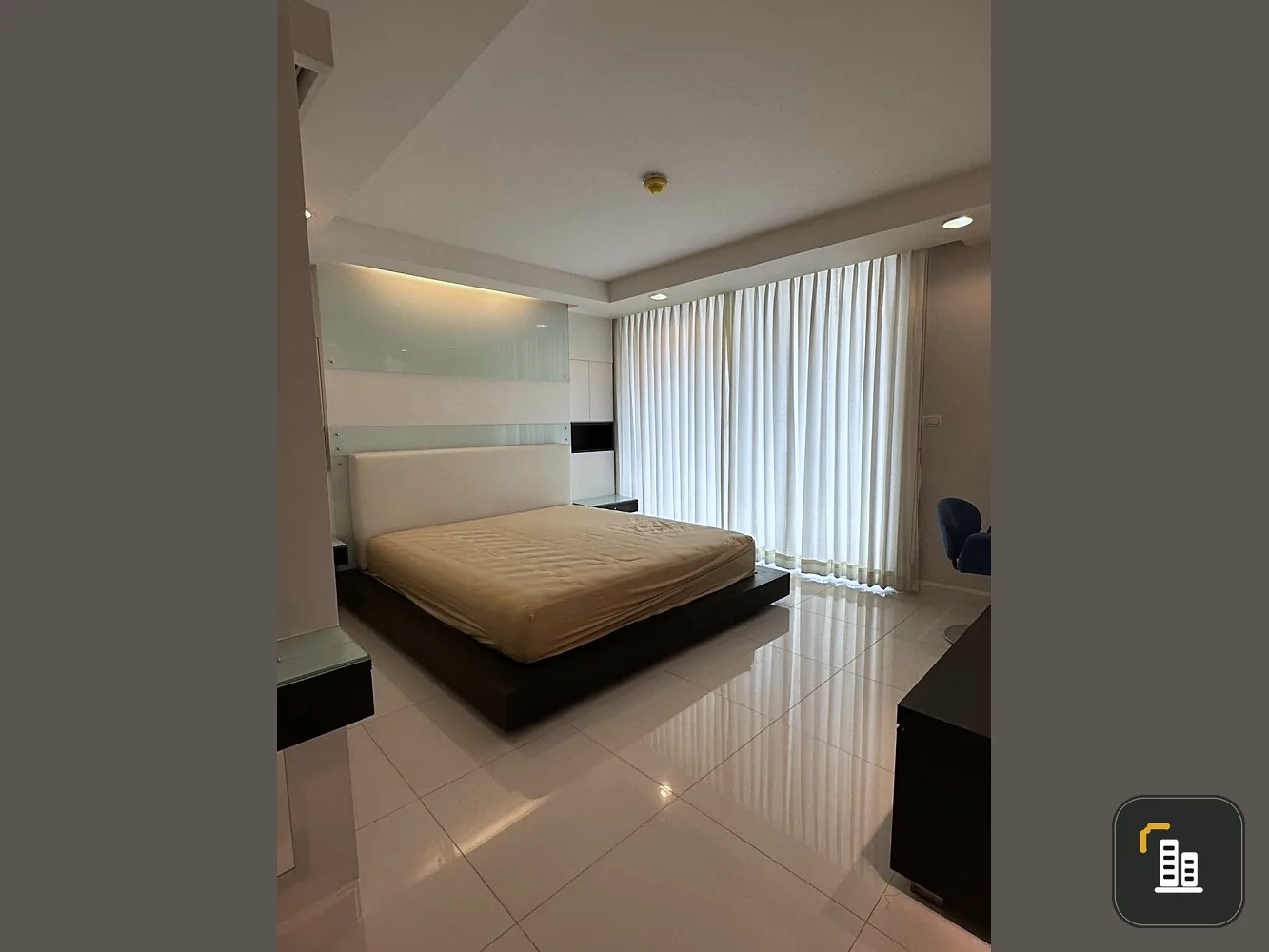 Urgent sale, The Kris Ratchada 17 condo, very spacious room with full furniture complete electrical appliances Book it quickly!!