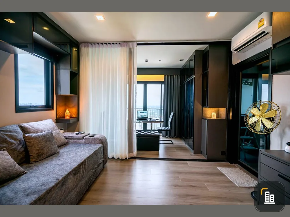 Condo for sale, The Politan Rive, corner room, size 31 sq.m., 42nd floor, fully furnished. You can bring your bags in.