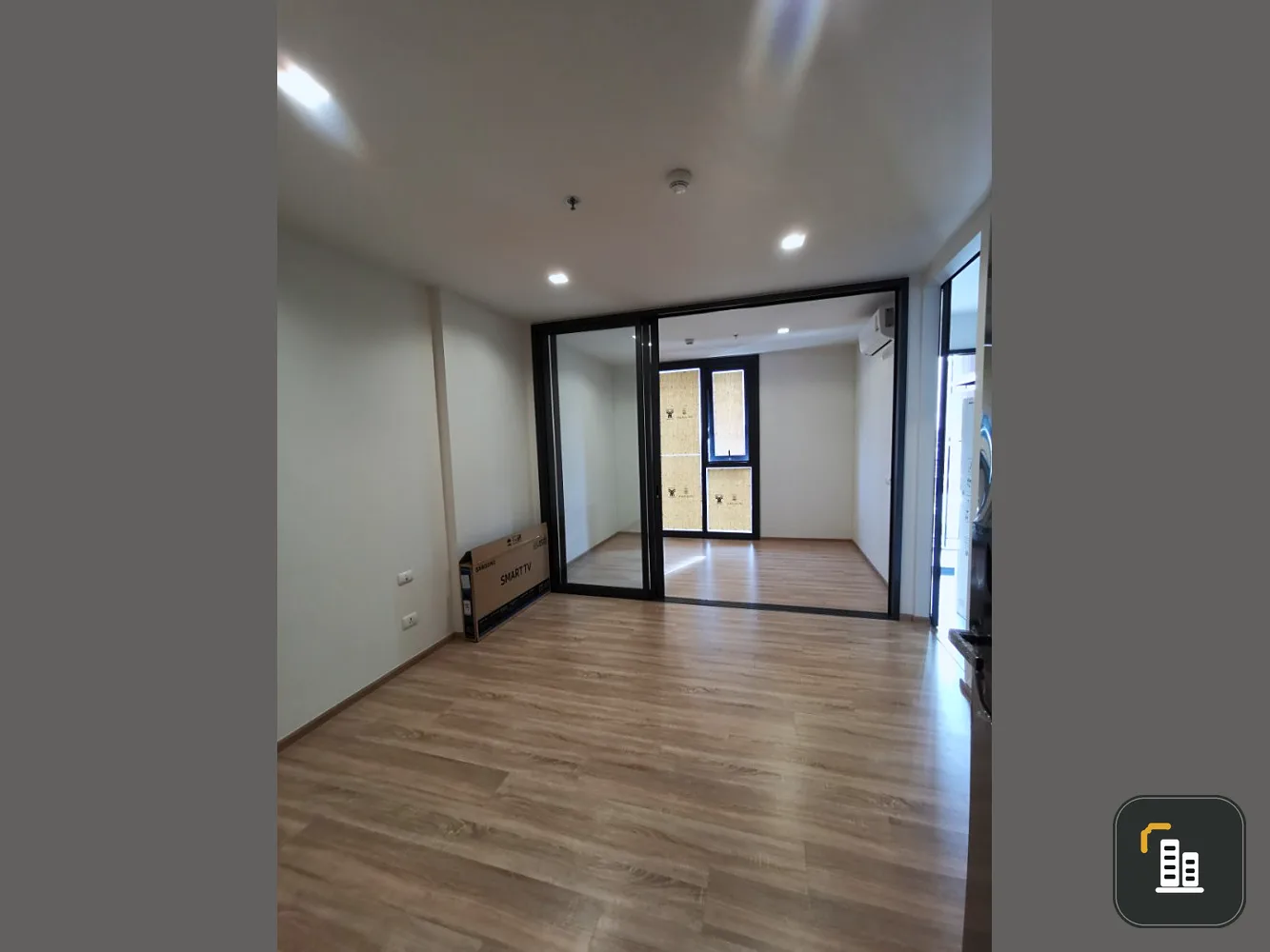Urgent sale!! Condo The Base Garden - Rama 9 is an empty room. Balcony facing north, 15th floor, don't miss it!!