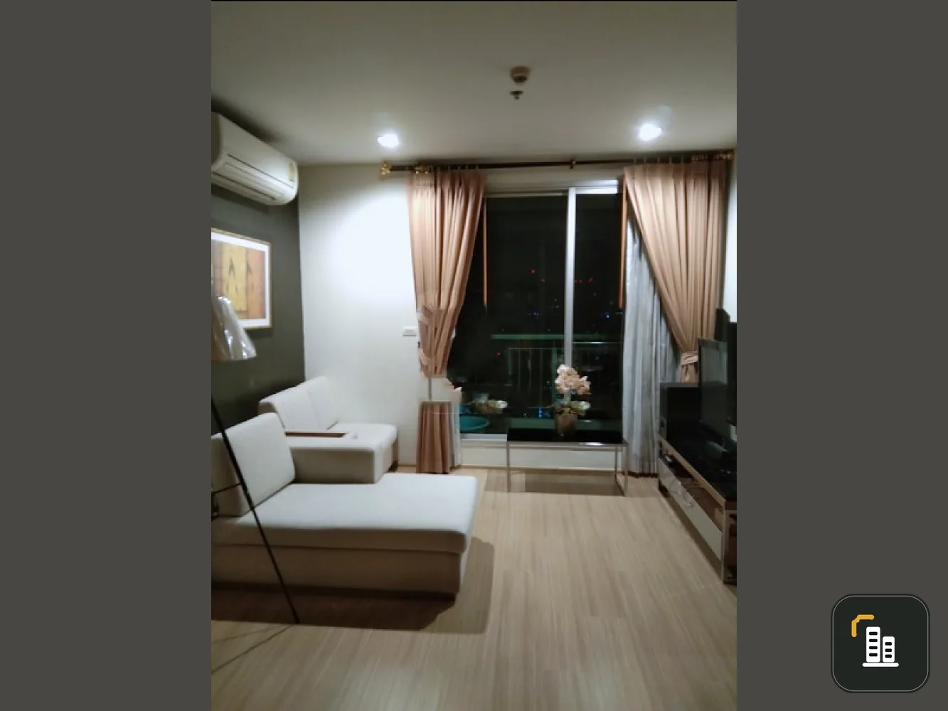 For rent urgently!! Condo Rhythm Ratchada-Huay Kwang, 33rd floor, nice decorated room. Fully furnished, don't miss it!!