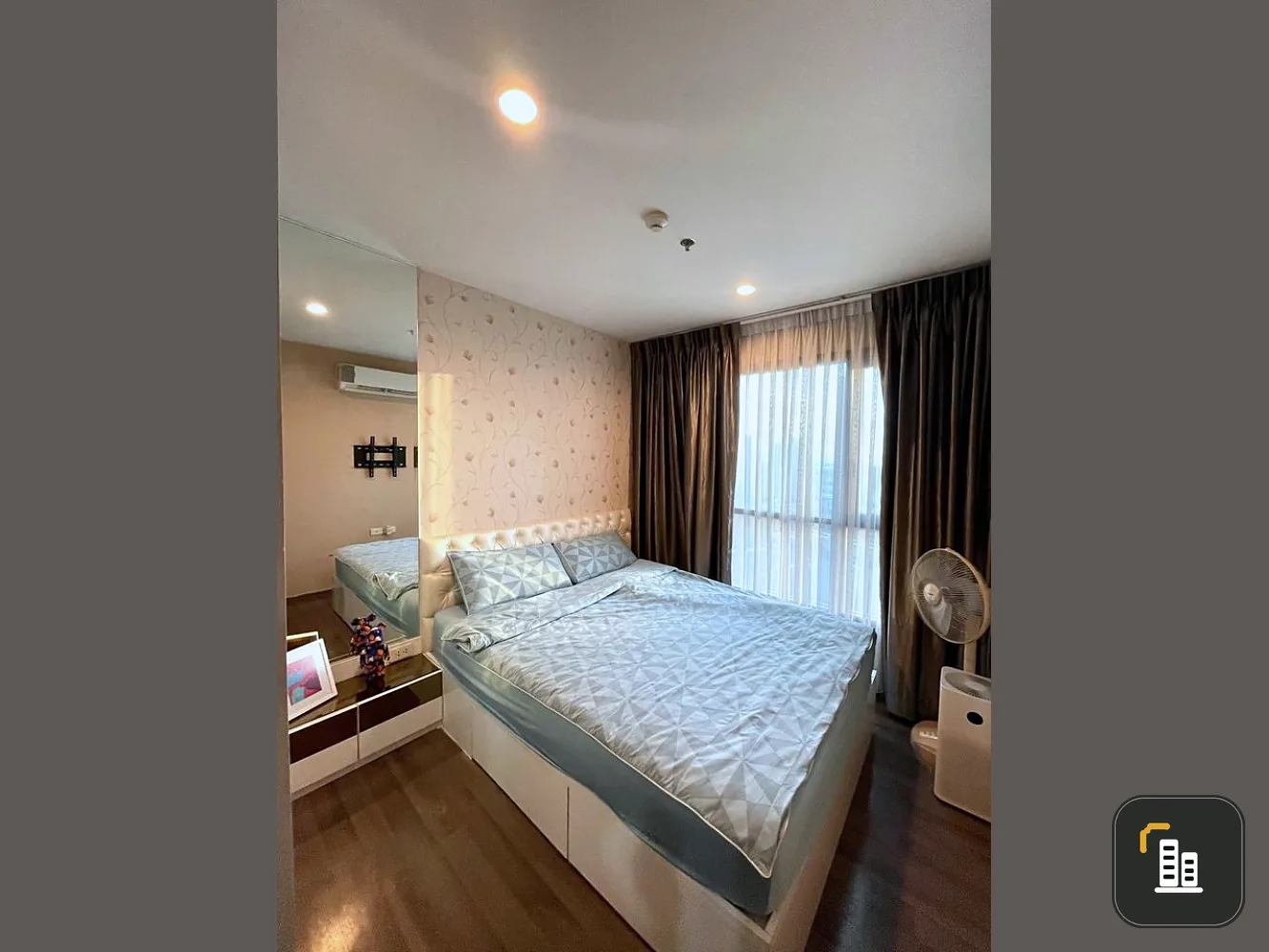 For Sale/Rent Urgent!! Condo The Base Park East, 24th floor, fully furnished, ready to move in, don't miss it!!