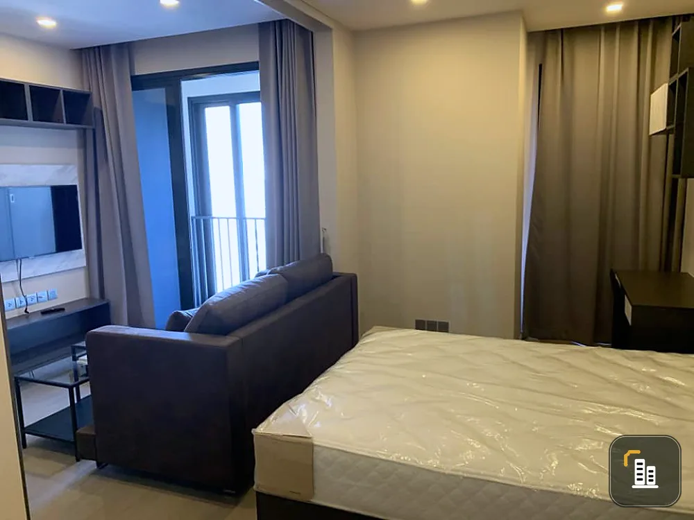 For rent Ashton Asoke, convenient transportation, furniture is ready to move in. Don't miss it.