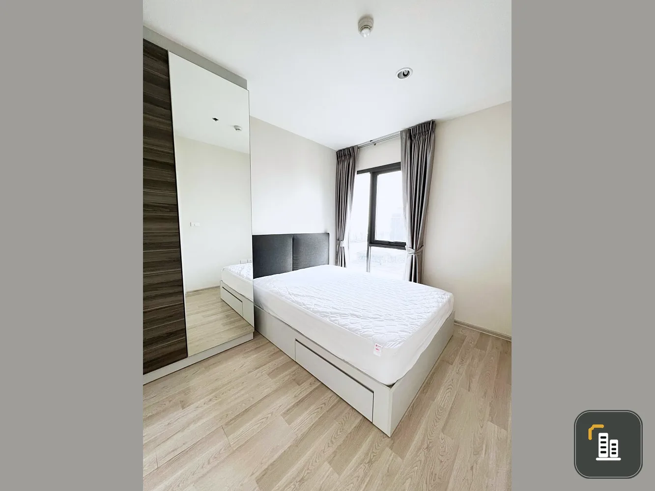 For rent, Centric Ratchada-Huay Kwang, beautiful room, airy and fully furnished. Ready to move in. Book now. Hurry up.