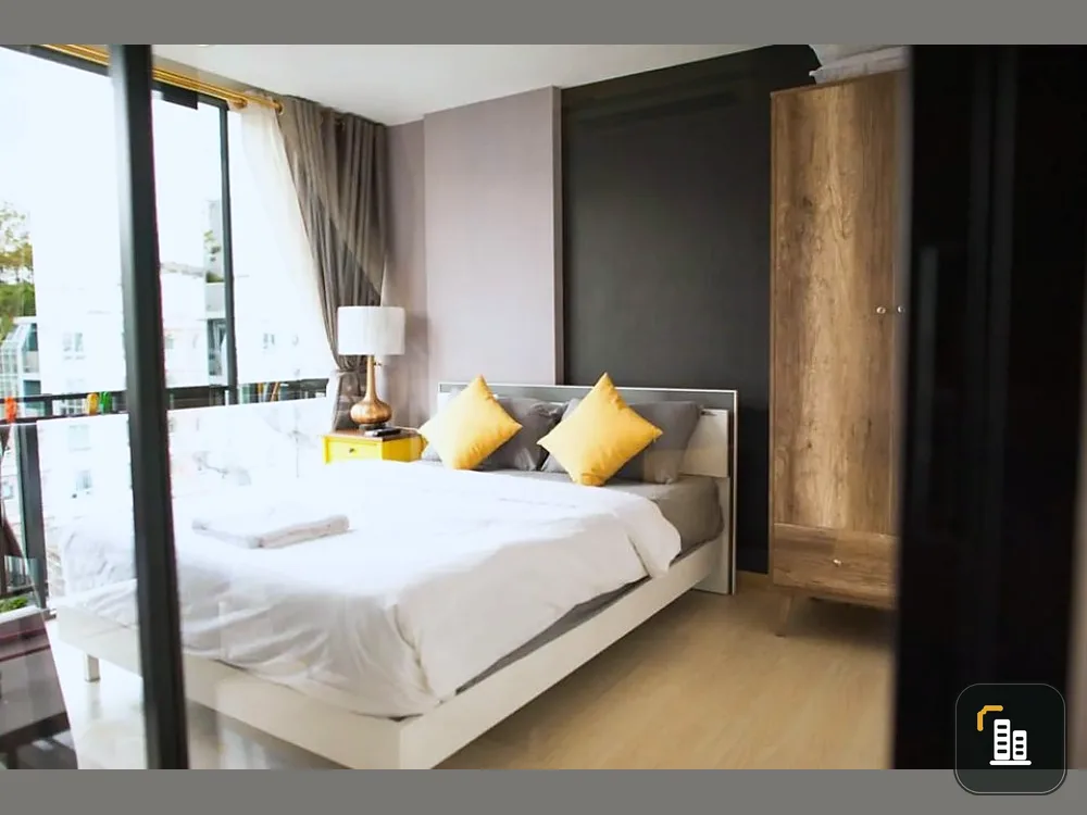 Condo for sale, Socio Inthamara, corner room, great view of the pool. great fitness view Get the most private area. Don't miss it.
