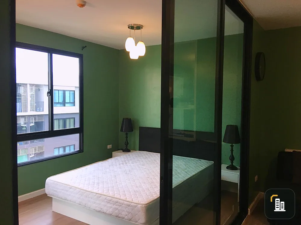 Selling Icon Do Salaya, next to Mahidol University. Top floor room, pool view, ready to move in. Book now!!